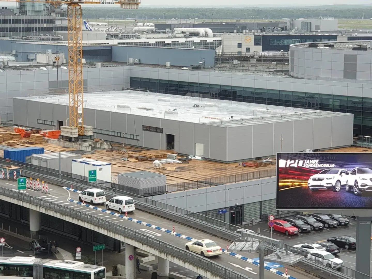 Hallenbau-abfertigungshalle-fraport